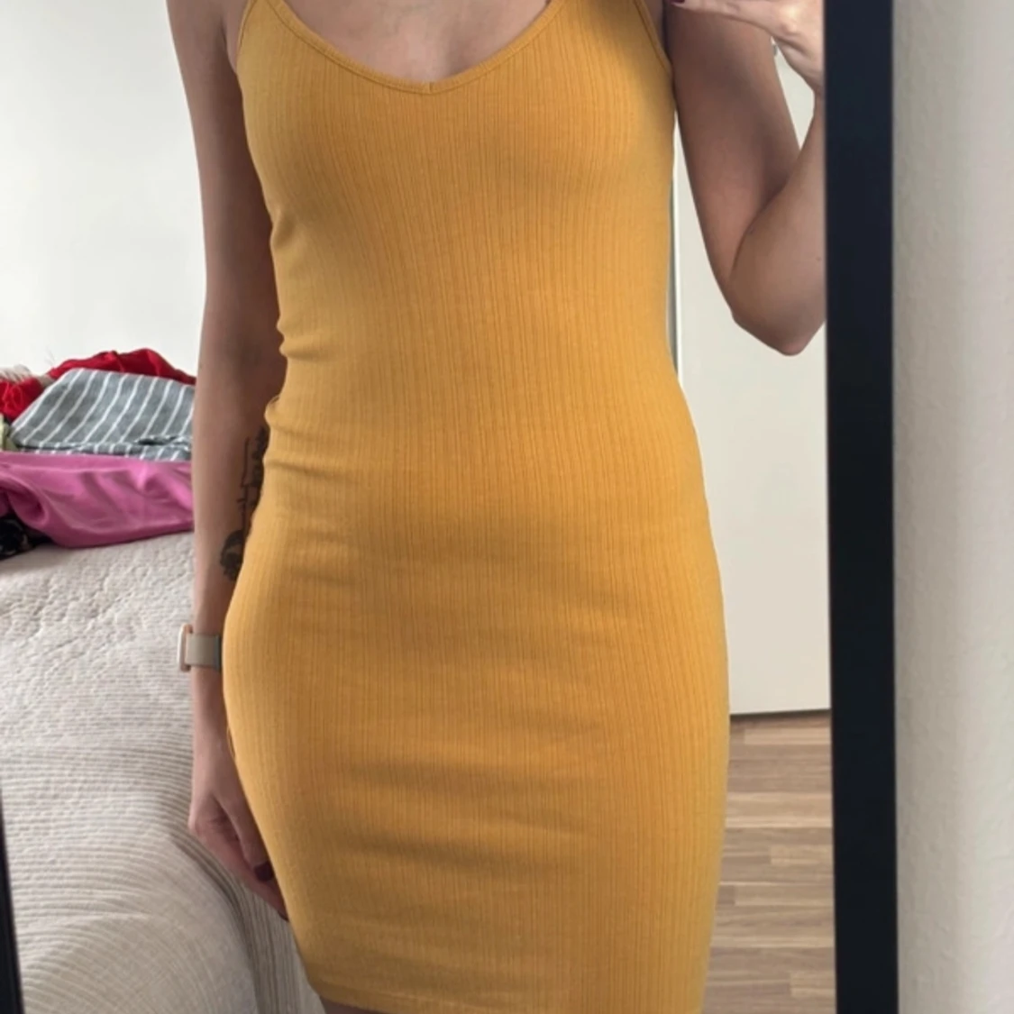 Gul ribbad kortklänning med smala axelband