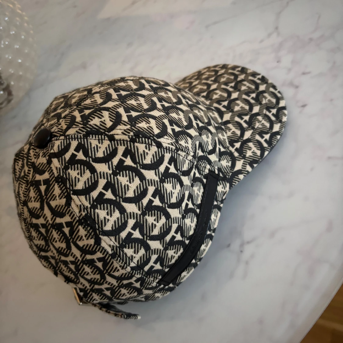 Svartvit keps från Salvatore Ferragamo - 2