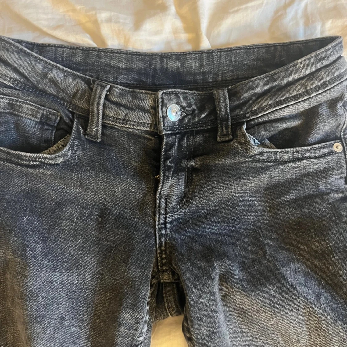 Grå bootcut low waist jeans från H&M Divided - 1