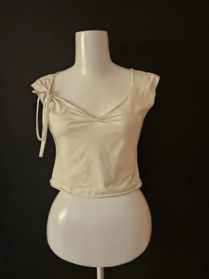 Snygg topp - Skriv för mer information och för att diskutera priset💕  Dockan är storlek small  Jag garanterar äktighet och oskadar på alla mina varor och kålla in min profil för liknande artiklar och bundles upp till 15% rabbat❗️  Ignorera! #coquette #avantgarde #2000s #y2k #tröja #linne #pink #rosa #svart #vit #vitt #year #juicy #couture #juicycouture #victoria #secret #victoriasecret #snygg #söt #black #white #fashion #asthetic #quality #luxury #luxuryfashion #quietluxury #qualityclothing #vintage #vintages