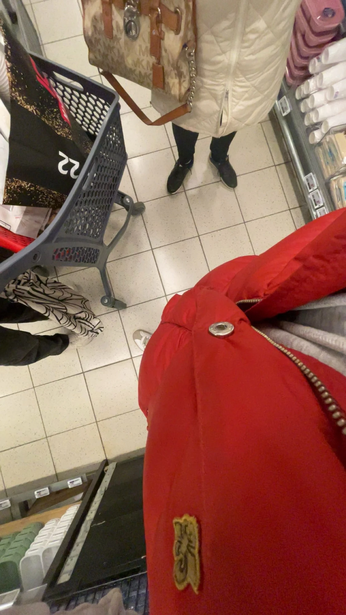 Röd dunjacka från Morris, Small men passar mig som är medium. Västen säljes nt längre i butik därav priset Medium