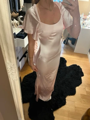 Ljusrosa långklänning balklänning  - Säljer en ljusrosa lång klänning perfekt för balen eller avslutning! Den är helt i silke material och går att ljusersta banden i ryggen. Har använt en gång på min skolavslutning! Skriva gärna om du har frågor!