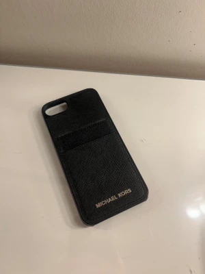 Mobilskal  - Jättefint Michael Kors skal till iphone 8. Mycket fint skick. Praktiska fickor ibak för bland annat kort och kontanter 