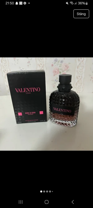 Valentino Uomo Born In Roma Intense - Stilren och modern parfym från Valentino. Born In Roma Intense, 100 ml Eau de Parfum Intense. Perfekt för dig som vill sticka ut med en exklusiv doft och snygg flaska i samlingen.