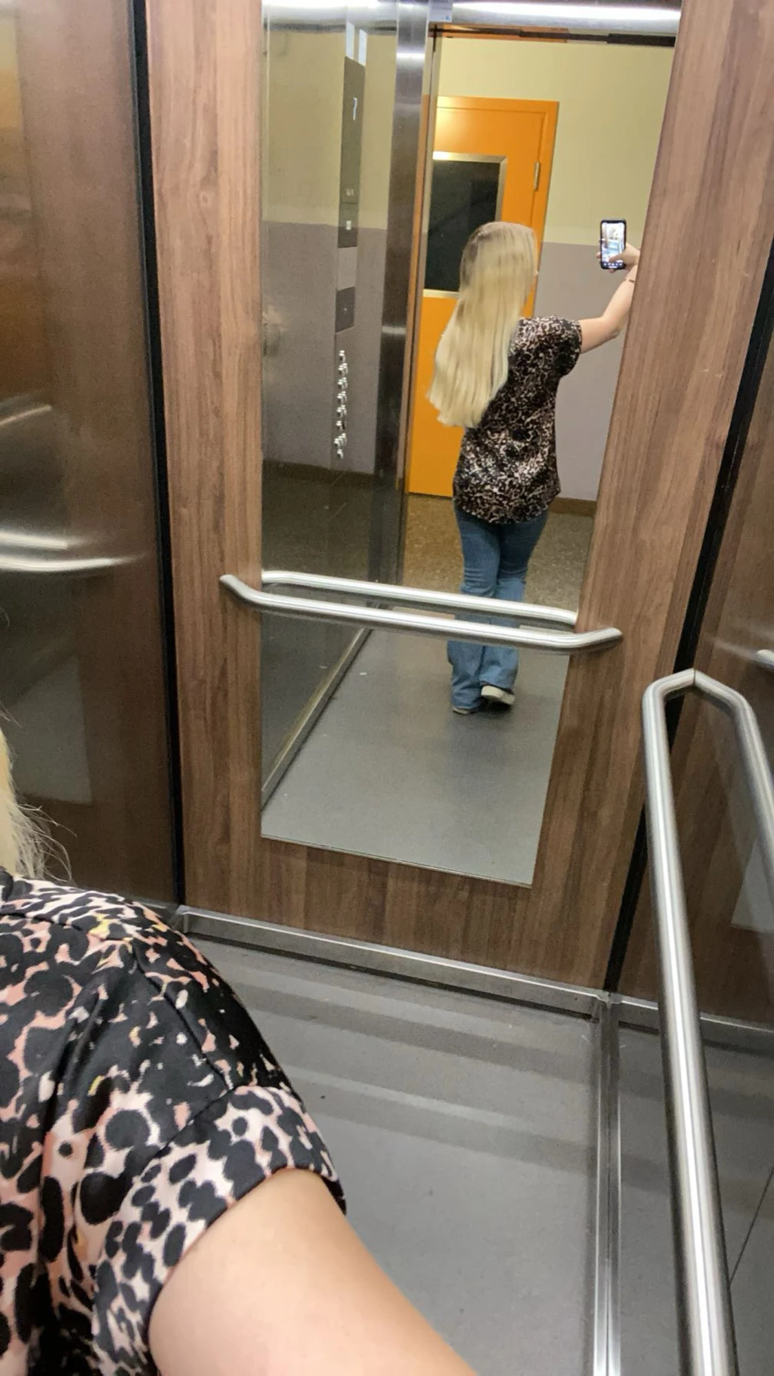 Leopardmönstrad blus i svart och beige i satin - 2