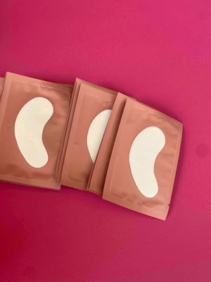 Ögonpatches i rosa förpackning (tillbehör till fransförlängning) - Säljer flera förpackningar med ögonpatches i snygga rosa kuvert. Patcharna är vita och har en böjd form som passar perfekt under ögonen. Perfekt för att pigga upp trötta ögon och ge huden extra fukt. Materialet är mjukt och skonsamt mot huden.