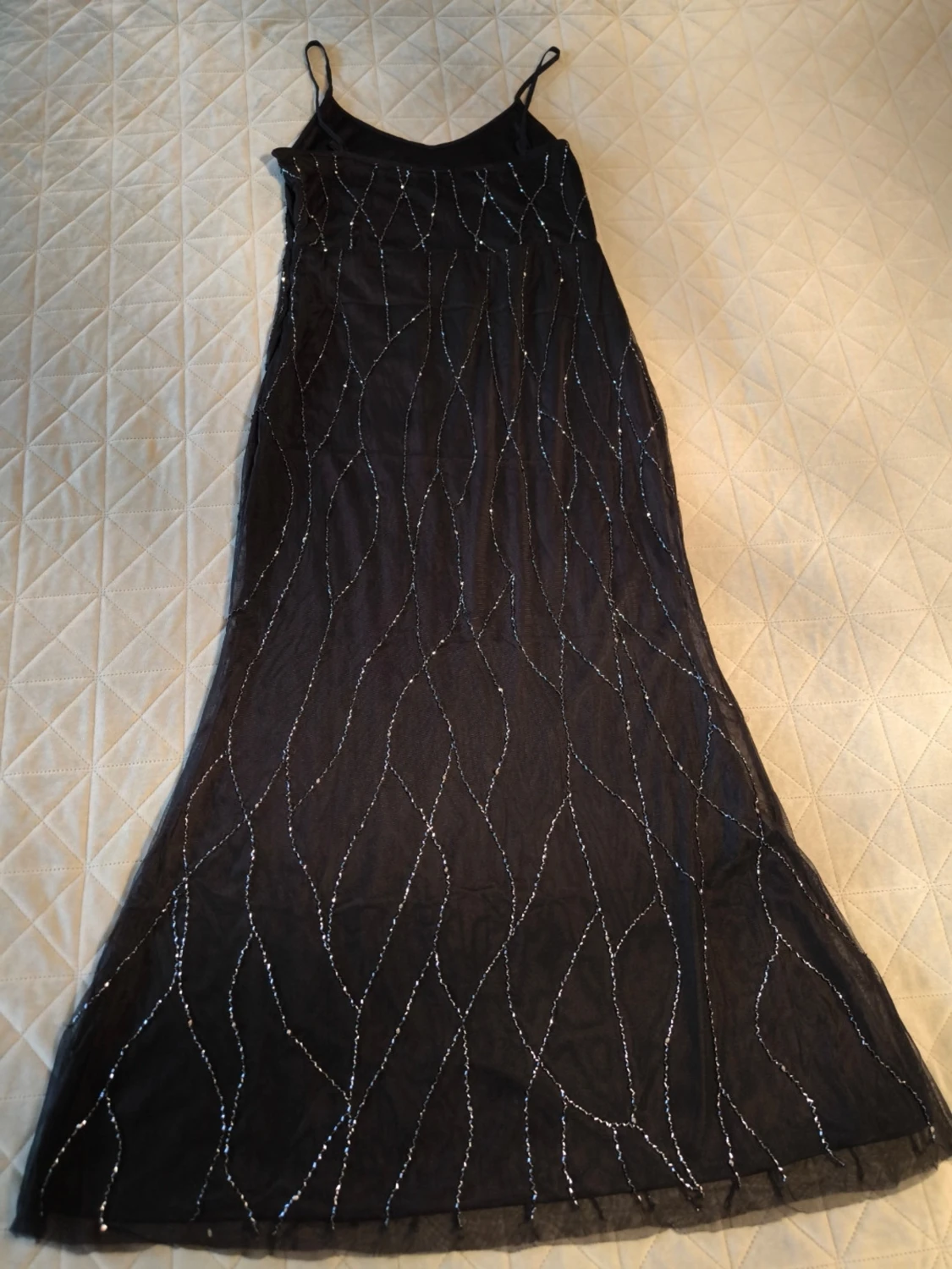 Svart långklänning med pärlor - 1