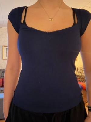 Mörkblå topp med spetskant från nelly  - Mörkblå topp från nelly med spetskant