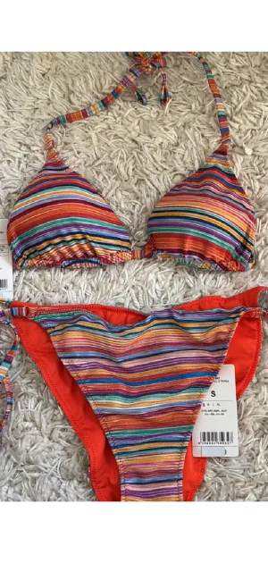 Färgglad randig bikini med knyt - Säljer en jätte snygg randig bikini från Calzedonia. Som tyvärr aldrig har kommit till användning och har prislappen kvar på. Skriv om ni vill ha fler bilder och exakta storlekar finns på sida 2. Pris kan diskuteras💗