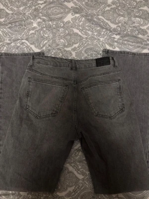 Grå jeans från Perfect Jeans, strl 36 - Säljer ett par grå jeans från Perfect Jeans i storlek 36. Jeansen har raka ben och är mid waist