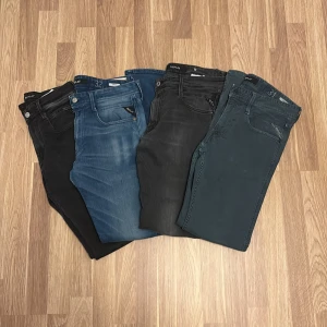 Replay jeans bundle  - Säljer 4 riktigt feta replay jeans. Kolla min profil för information om varje plagg. Köpa alla ihop för rabatterat pris på 1000kr. (De gråa är sålda)  