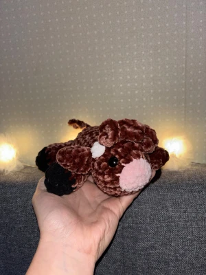 Virkad miniko🤍 - Virkad miniko i polyester, liten och supersöt! Perfekt som en present eller liknande🫶🏼