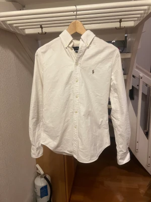 Ralph lauren skjorta vit - Säljer min vita skjorta från Ralph lauren. Mycket bra skick!