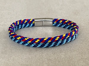 Djurgården DIF armband 19 cm - Priset på armbandet är fast, knappen ”prisförslag” går inte att dölja.  Nytt handflätat armband i Djurgårdens färger med spänne i rostfritt stål, ca 19cm och 1cm brett. Det har inflätade rostfria ståltrådar som gör att det inte tänjer sig.  
