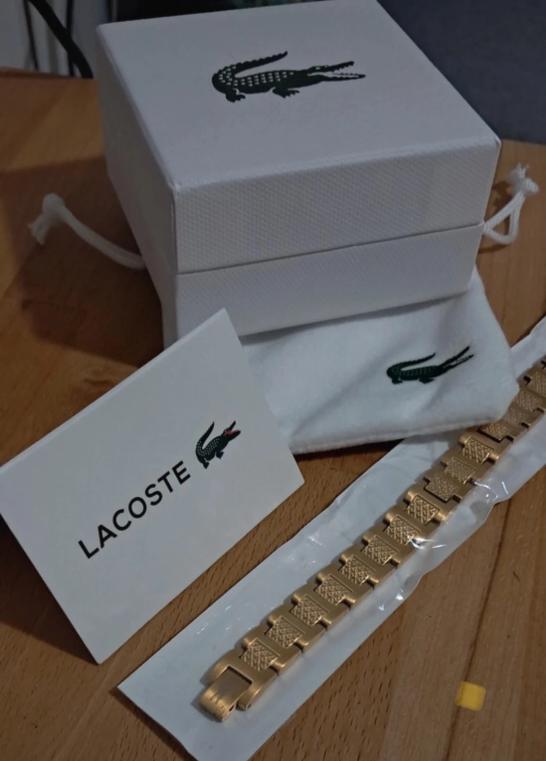 Guldfärgat armband från Lacoste