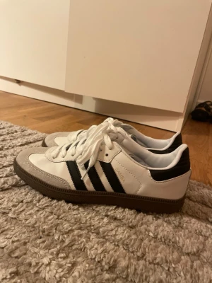Adidas Samba OG - Jag säljer sprillans nya Adidas Samba OG skor då de är för stora for mig, fick de som present och har tyvärr inte skolådan kvar. Har bara använts i några minuter inomhus!