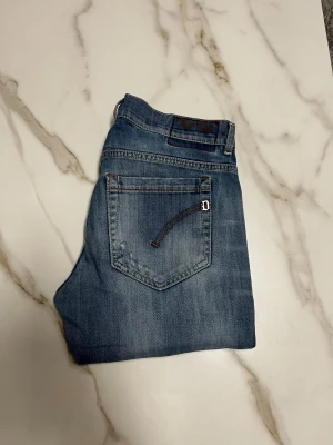 Dondup George jeans - Säljer nu ett par riktigt feta Dondup George jeans. Storlek W33, Längd 101,3 cm (från midjan och ner). Om du har några fler funderingar så är det bara att fråga på! ❇️