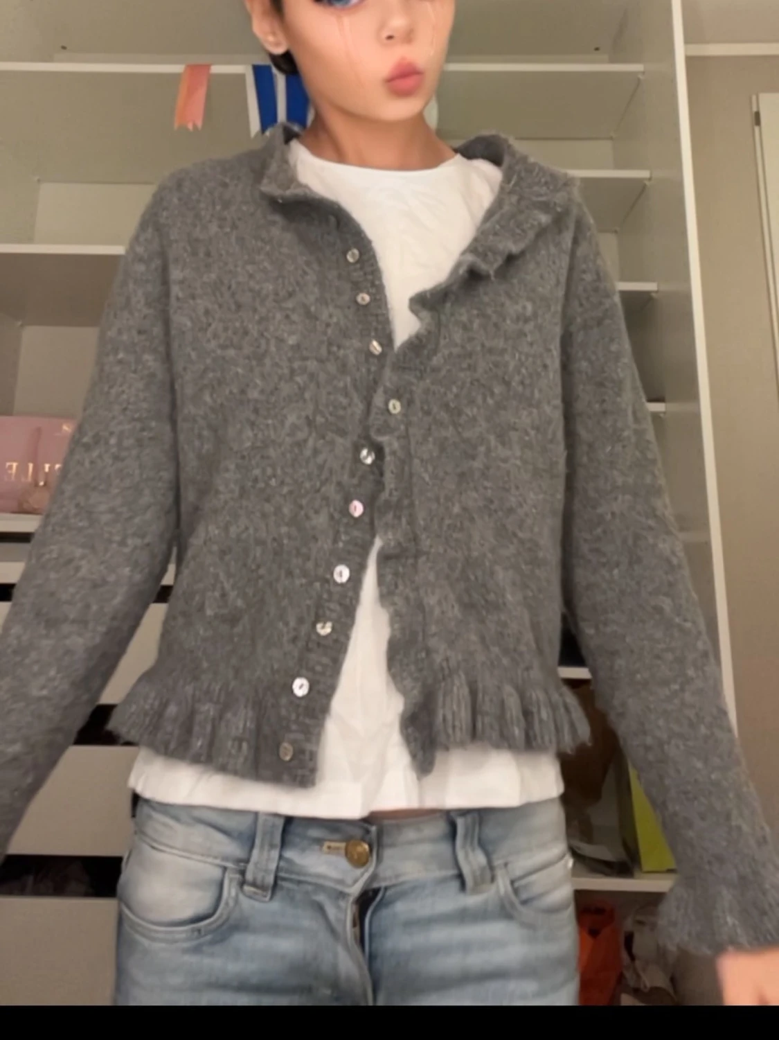 Grå kofta med volangkant  - 1