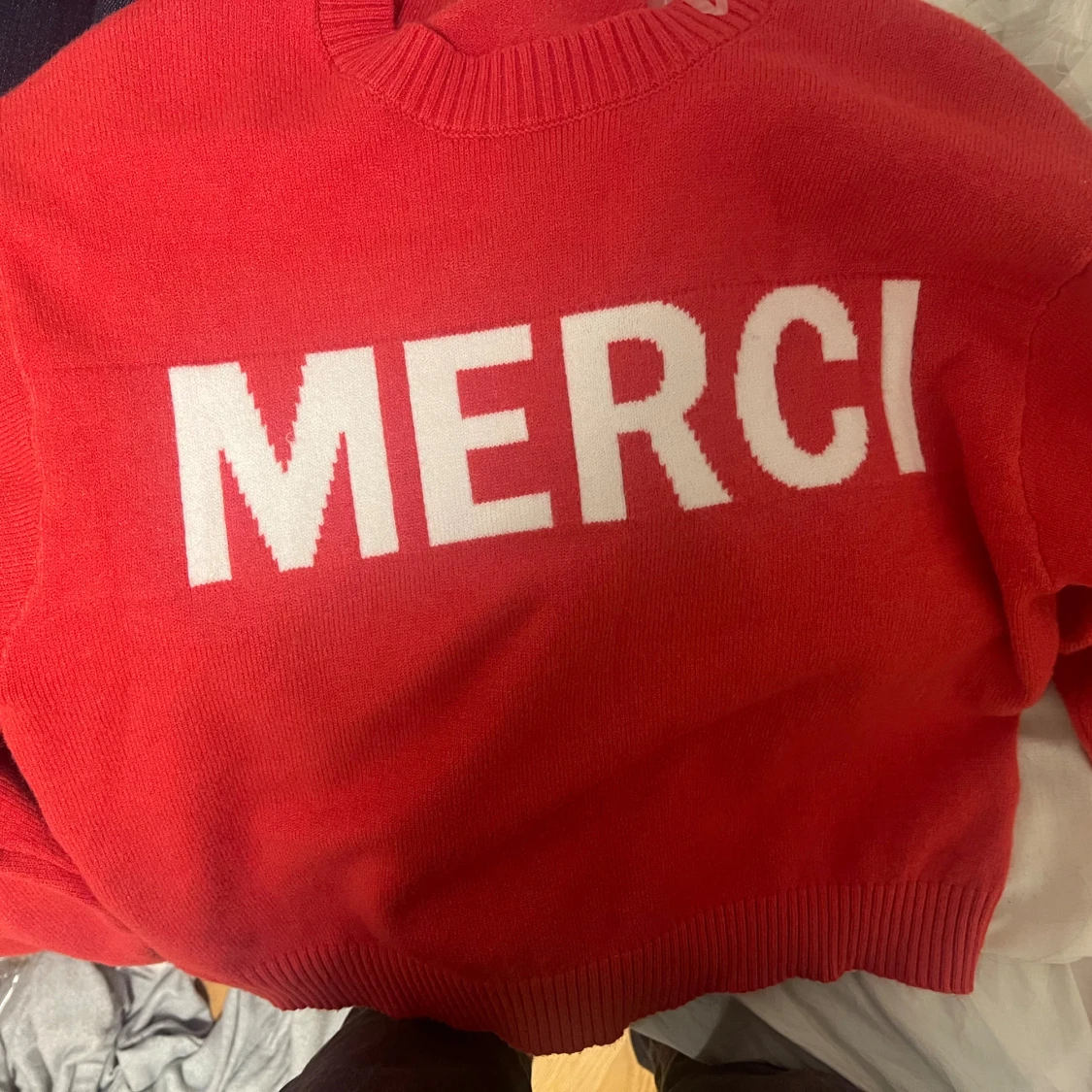 Röd stickad tröja med text - 2