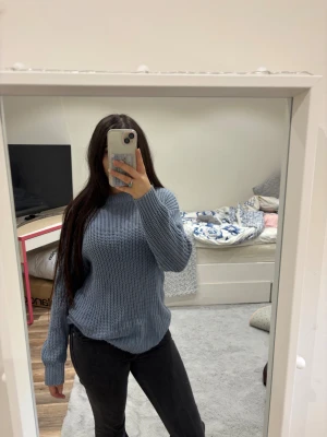 Blå stickad tröja med rund hals - Säljer en chill blå stickad tröja, knappast använd.🤍
