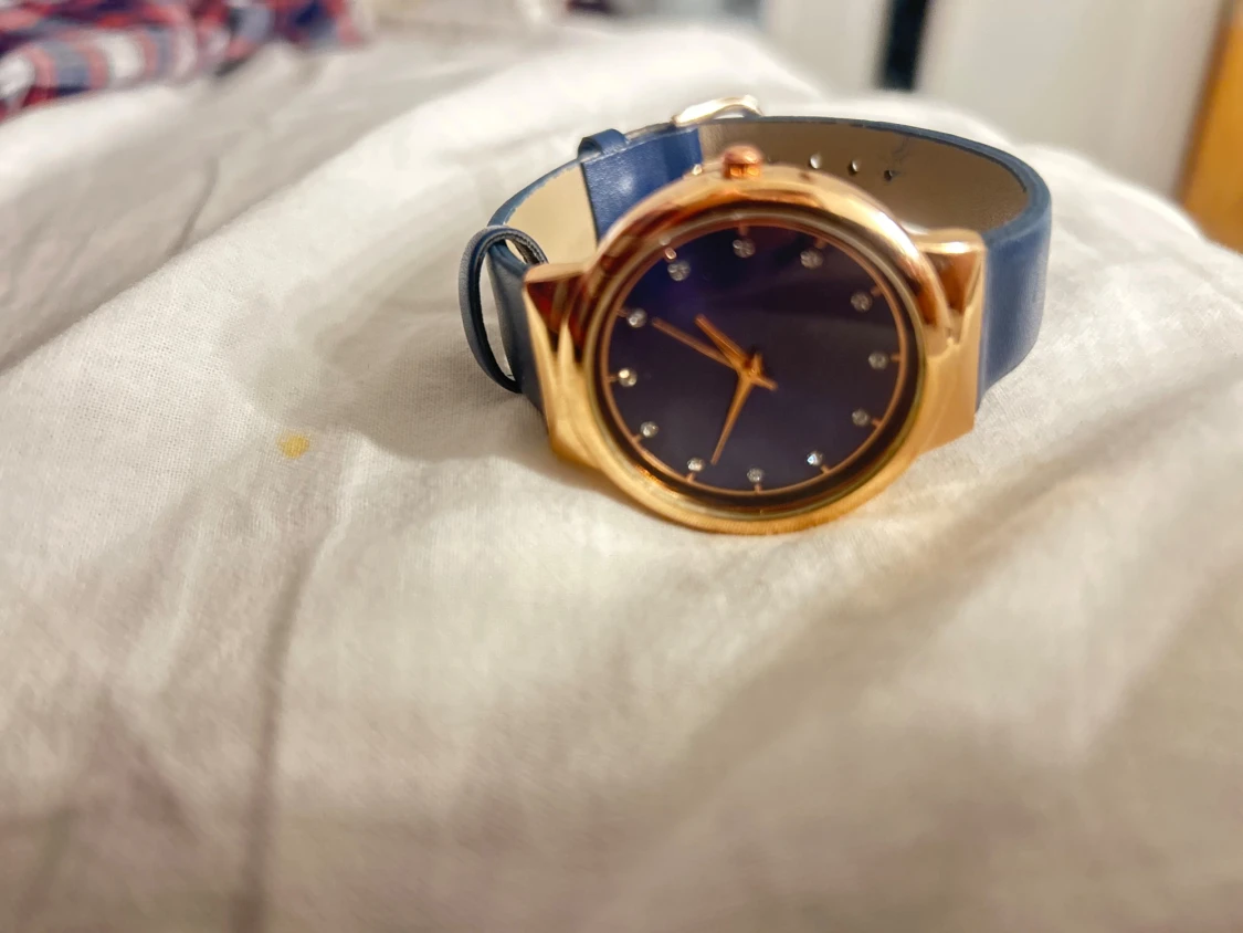 Blå klocka med guldfärgad boett - 3