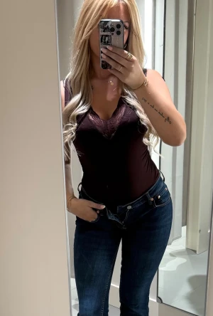 Body - Vinröd body från hm, endast testad och ej använd! Storlek M, passar den som har S/M i vanliga fall.❤️ 