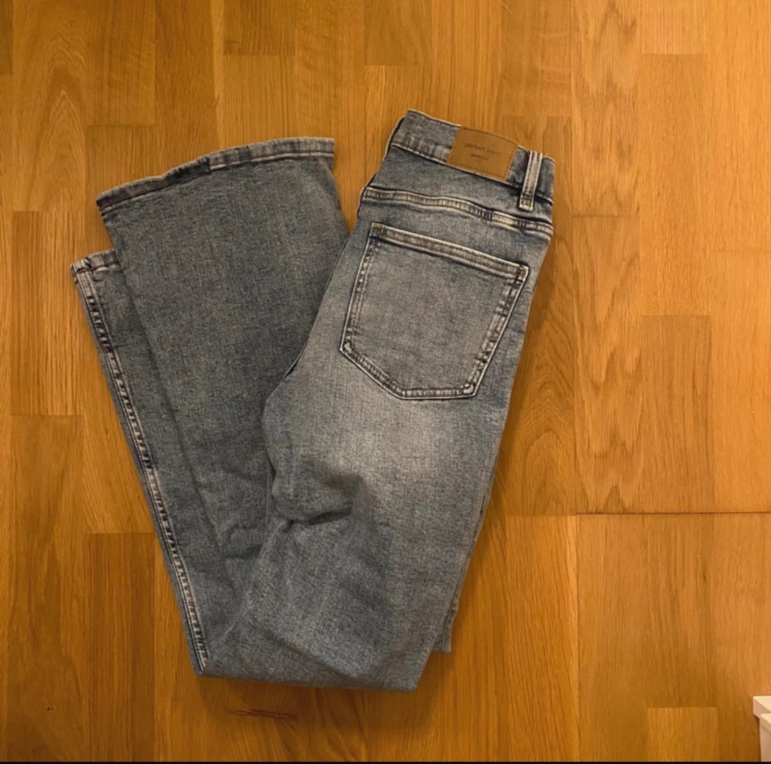 Bootcut ljusblå jeans från Gina Tricot - 3