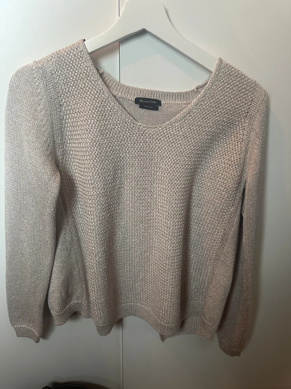 Guldfärgad stickad tröja med öppen rygg 