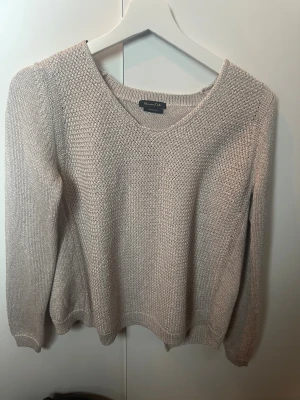 Guldfärgad stickad tröja med öppen rygg  - En jättefin stickad tröja i guldfärg med öppen rygg! 