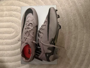 Nike fotbollsskor  - NIKE AIR ZOOM MERCURIAL VAPOR. Helt nya, aldrig använda, kommer med påse