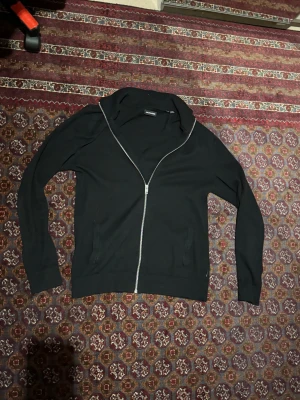 Jack Jones Kofta zip - Jack jones kofta som tyvärr endast hänger i garderoben. Koftan är i fint skick och passar med nästan allt till ett härligt pris.