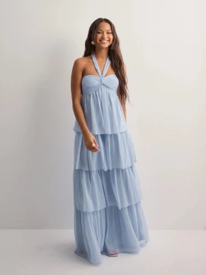 Balklänning ljusblå med volanger - Säljer nu med ljusblå balklänning, eftersom jag ej har nytta av den och den bara tar plats i garderoben. De två första bilderna visar hur den ser ut från början, men så gjorde jag om den själv så att det blev axelband på den. Jättefin sitter jättebra. Bra skick, kan möjligtvis ha lite ändrad färg längs ner då man gick ute och den drogs lite i backen, men det är inget man tänker på. (Endast använd en gång)!