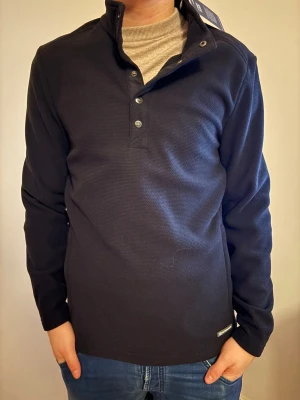 Svart fleece-tröja Cutter & Buck M - Svart långärmad fleece-tröja från Cutter & Buck i storlek M. Prislappen är kvar och aldrig använd. Kan vara perfekt till golf eller ha på våren.