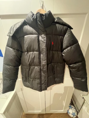 Ny Polo Ralph Lauren Puffer Jacka - En ny oanvänd Svart Polo Ralph Lauren Puffer Jacka tyvärr utan kvitto och taggar. Kontakta mig gärna vid flera frågor och kika gärna in på mina andra prordukter‼️ Ha en trevlig Dag❤️
