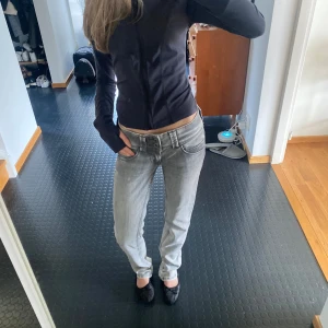 Pepe Jeans - Säljer de här så fina low waist, straight grå jeansen från Pepe Jeans! 💗💗 