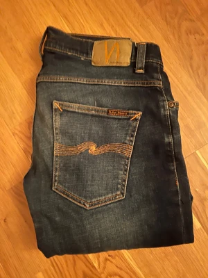 Mörkblå jeans från Nudie Jeans - Nice Nudie jeans, slim fit Grim Tim, skön fade, lagat slitage vid skrivet syns inte när man har på sig. Skriv vid frågor 🔥🔥