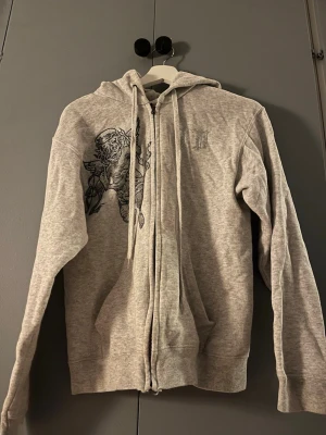 Bvaldi Hoodie  - En jättefin Bvaldi Hoodie perfekt julklapp med väldigt fina diamanter passar perfekt, Alla diamanter sitter på plats men endast en söm som är öppen i slutet av höger armen men de är väldigt enkelt att sy fast tar 5 minuter. Säljer denna hoodie till ett bra pris 650kr men nypris som jag köpte den för va 1200kr skickas samma dag innan klockan 21.00 skriv vid frågor eller funderingar… MVH Nils 