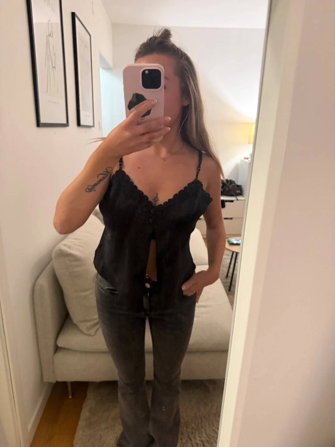 Svart linnetopp med spetsdetaljer