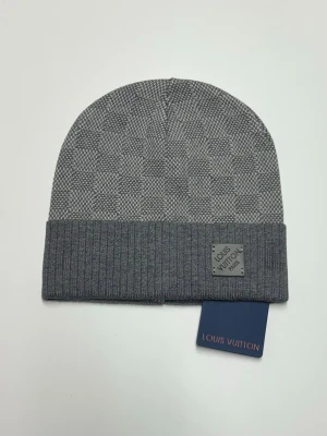 Lv Mössa - Säljer en helt ny mössa aldrig använd. Storlek One Size. Snabb frakt, postas inom 24h efter köp. Skriv gärna om du har fler frågor. Kan även hämtas i Stockholm.