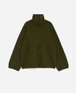 Arket turtleneck - Mysig olivgrön polotröja i ull med hög krage och långärmad passform. Tröjan har en loose och oversized siluett, perfekt för att hålla sig varm under kyliga dagar. Ribbstickad vid halsen och ärmsluten för extra komfort. Andvänd endast en gång!!