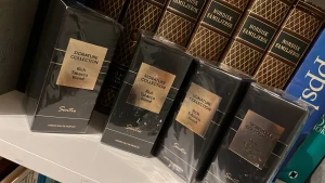 Signature Collection Rich Tobacco Blend - Unisex Eau de Parfum från Sentro, är en kryddig och varm doft för både kvinnor och män. Den lanserades 2024 och har noter av tobak, kryddor och tonkaböna.  Produktinformation Märke: Sentio Signature Collection Doft: Rich Tabacco Blend Typ: Eau de Parfum (EDP), Unisex Volym: 100 ml Doftnoter: Toppnoter: Tobak och aromatiska kryddor Hjärtnoter: Krämig vanilj och kakao Basnoter: Tränoter, torkad frukt och fruktiga noter  Doften beskrivs som lyxig och fängslande.