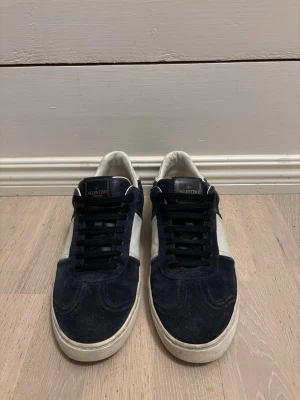 Valentino flycrew  - Säljer valentino flycrew i storlek 41 men passar 42. Skorna är i bra skick men behöver lite kärlek som ni ser då sulan släppt på ett ställe. Alla nitar sitter kvar. Dustbag medföljer|| pris ej hugget i sten 