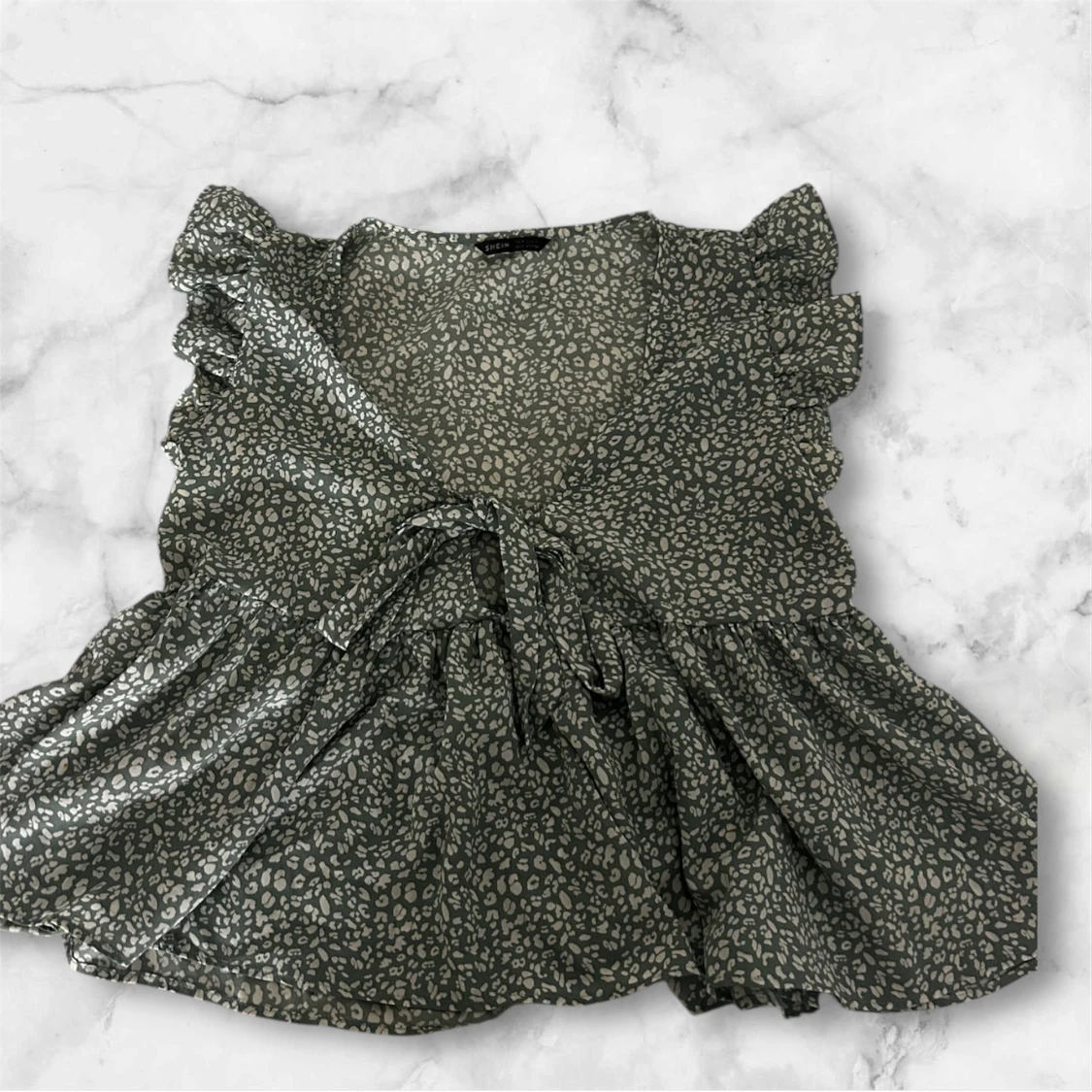 Grön blommig blus med volang