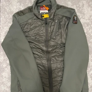 Parajumpers jacka  - En fin parajumper jacka i färgen grön i bra skick bara att den är lite sönder där nere men går enkelt att sy ihop