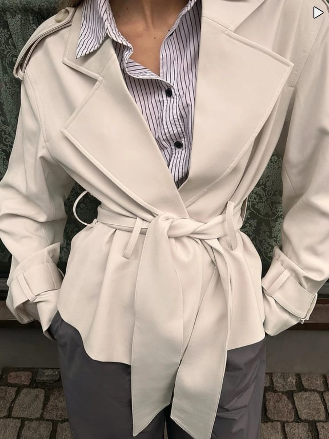 Beige trenchcoat med bälte