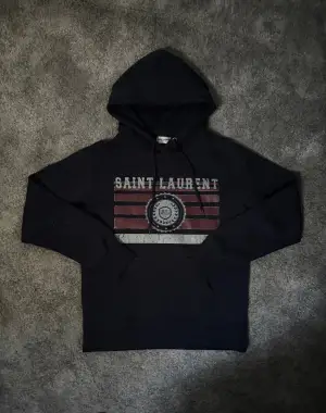 Säljer nu denna snygga saint Lauren hoddie, tröjan är i jättefint skick då den aldrig är använd✅ • Storlek S men sitter mer som XS (mått finns på sista bilderna) (Hör gärna av er vid frågor🙌🏼) , vet ej om den är äkta