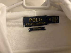 Polo Ralph Lauren zip-hoodie - Har använt den bara 4-5 gånger sen jag köpte. Är bara inte ett stort fan av hur den såg ut på mig. Pris kan diskuteras, det är bara att skriva!