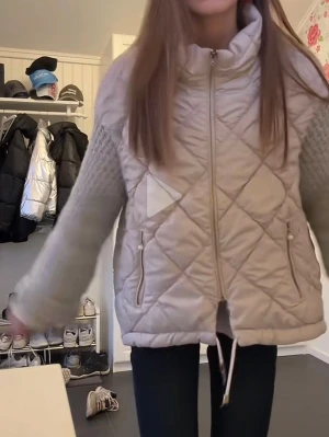 SÖKER denna jacka från Bastet - Söker denna jacka från Bastet!! Storlek XS-S helst men M kan också funka. Evigt tacksam om någon har och vill sälja eller vet var jag kan få tag i en❤️