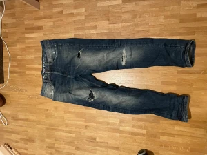 Hoodrich jeans - Bekväma hoodrich jeans som jag köpte på JD för 750kr. Säljer för att den va för liten för mig. Enda problemet med jeansen är att dom har 2 små hål i slitningarna. 