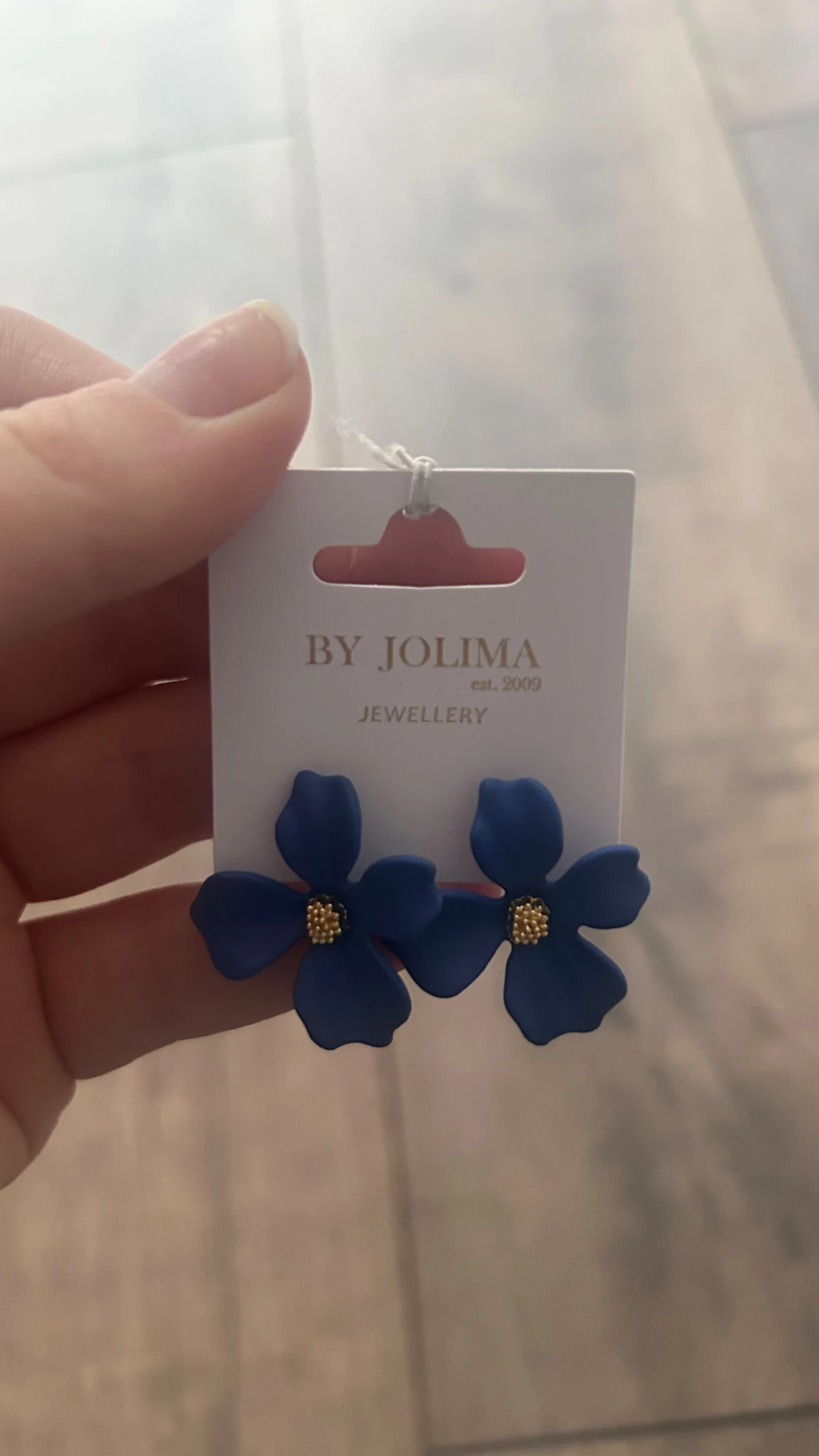 Blå blomformade örhängen By Jolima